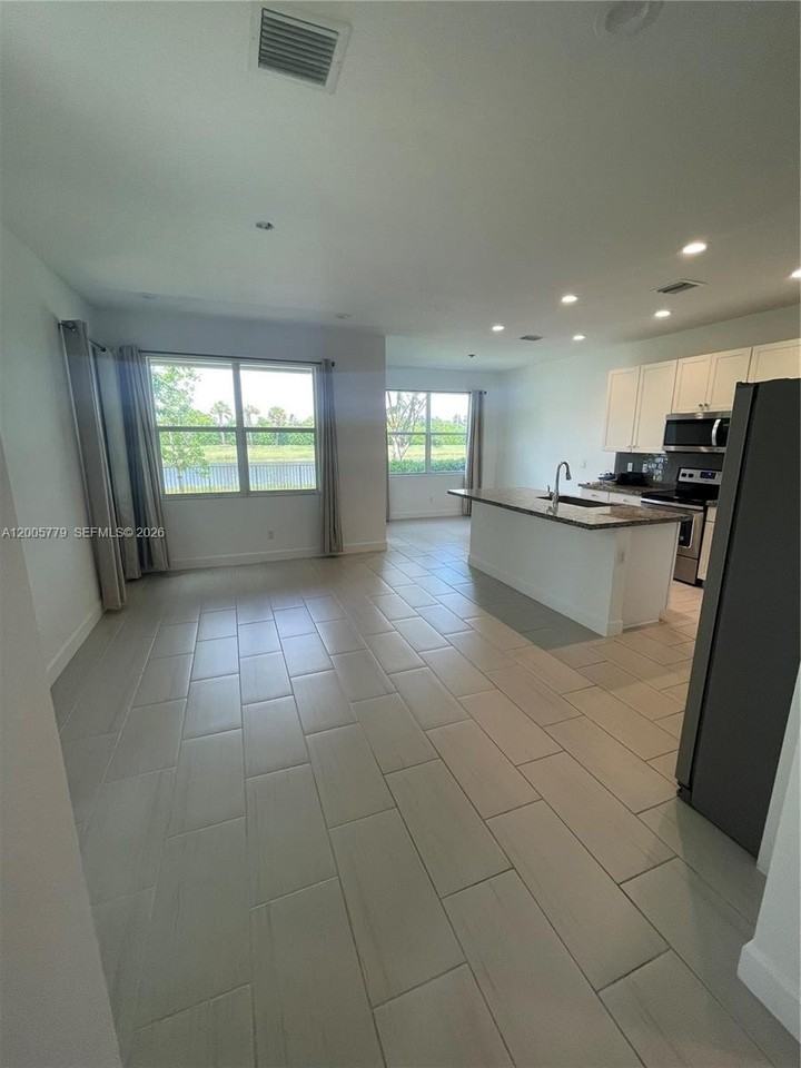 9019 Kingsmoor Way - Photo 7 of 31