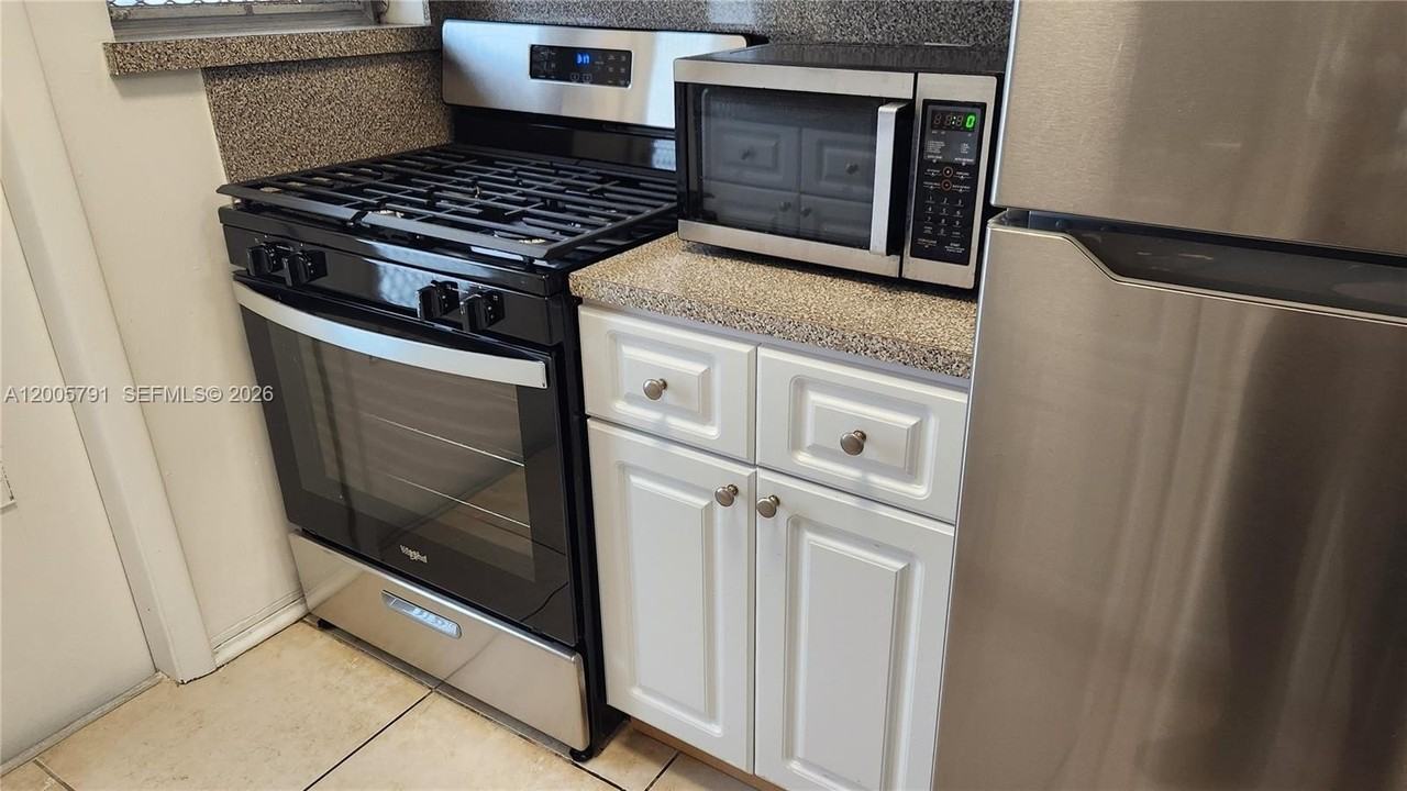1231 Pennsylvania Ave #10 - Photo 3 of 10