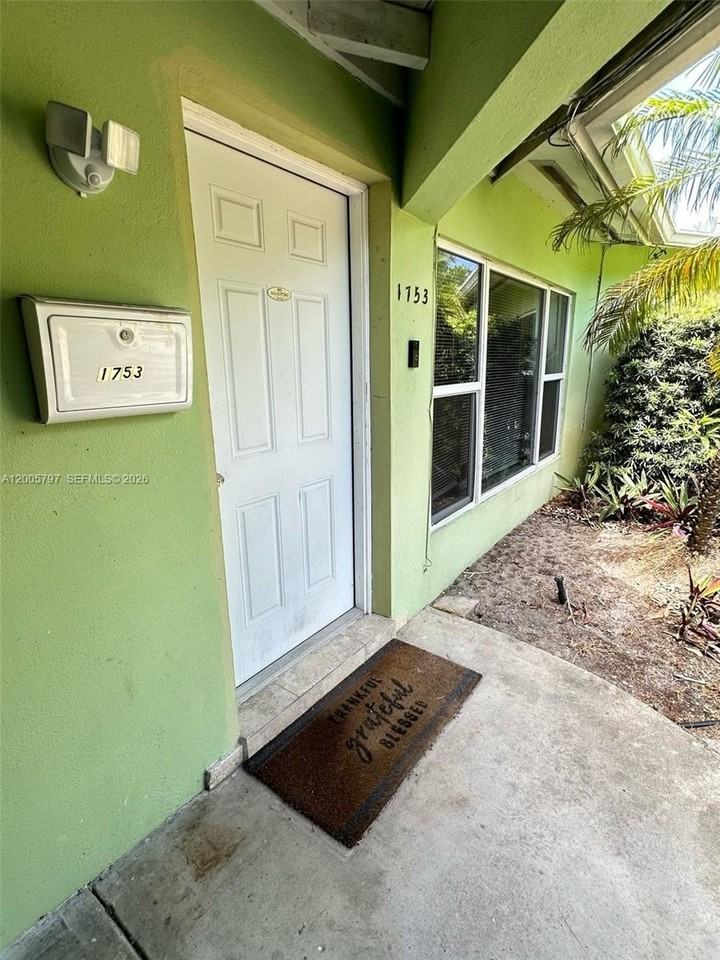 1753 Ne 18th St #1753 - Photo 5 of 30