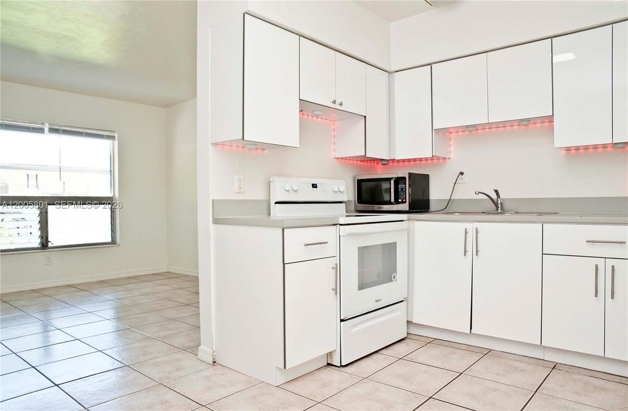 2206 Fillmore St #6 - Photo 3 of 15