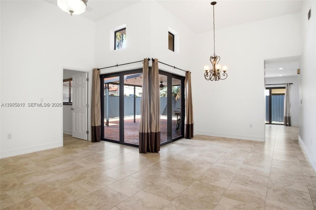 561 Sw 87th Ct - Photo 5 of 42