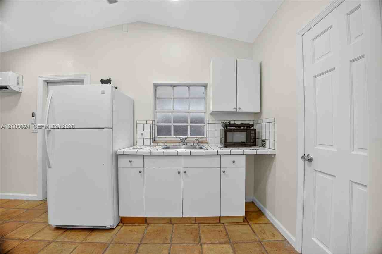 7941 Sw 37th Ter - Photo 3 of 6