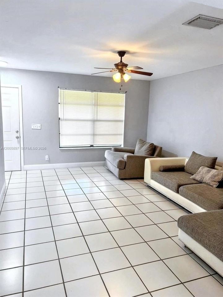 4259 Royal Banyan Way #B - Photo 3 of 16