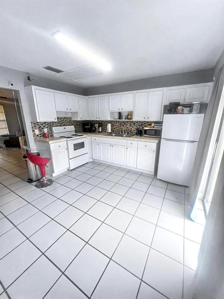 4259 Royal Banyan Way #B - Photo 4 of 16