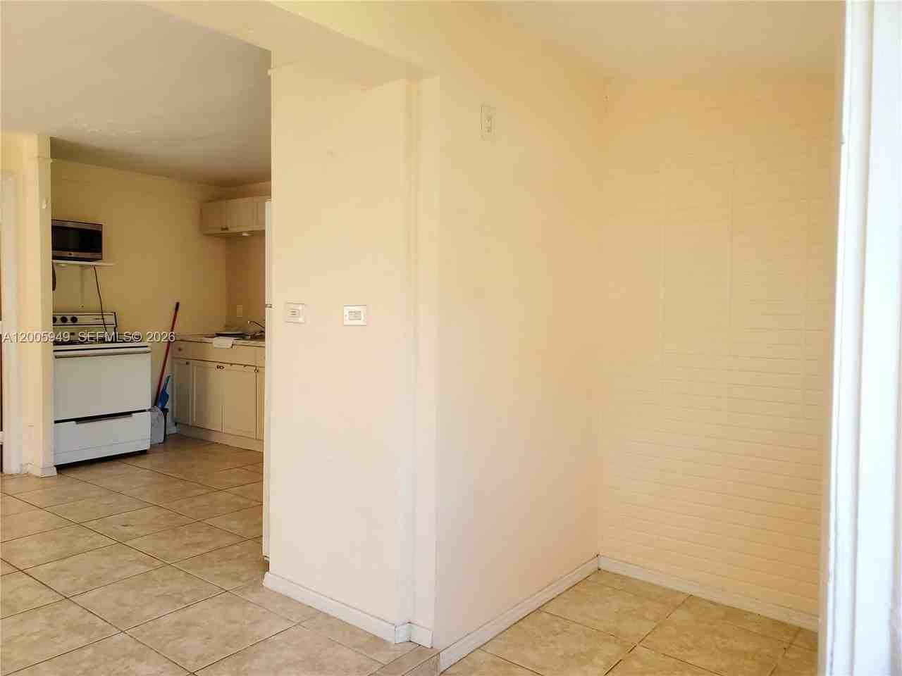 2114 Mckinley St - Photo 3 of 18