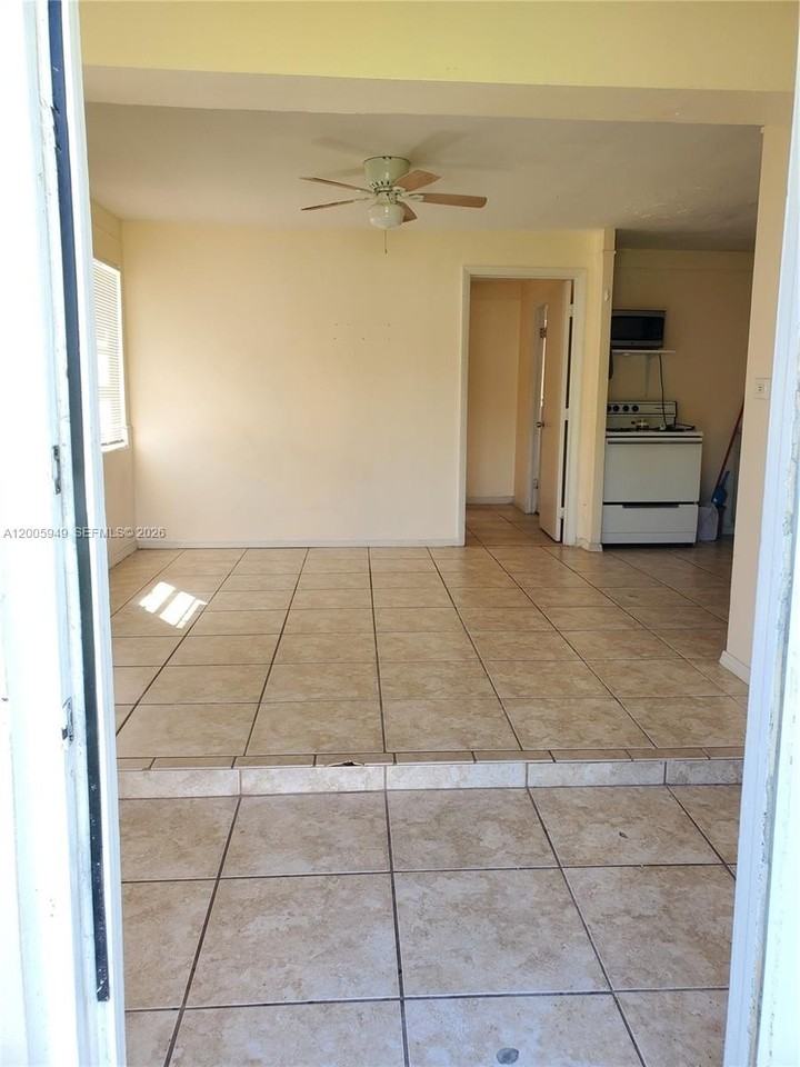 2114 Mckinley St - Photo 5 of 18