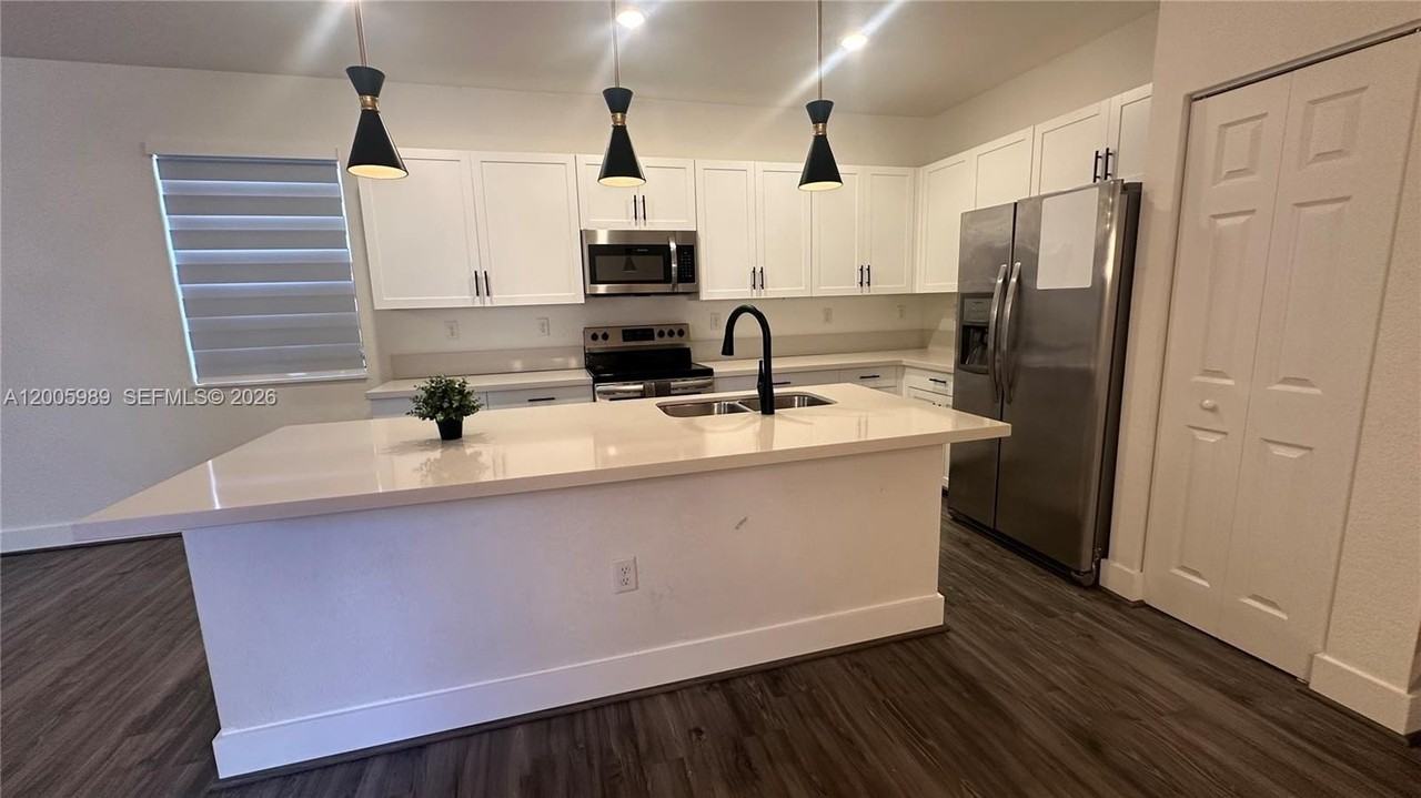 3423 W 110th St - Photo 3 of 42