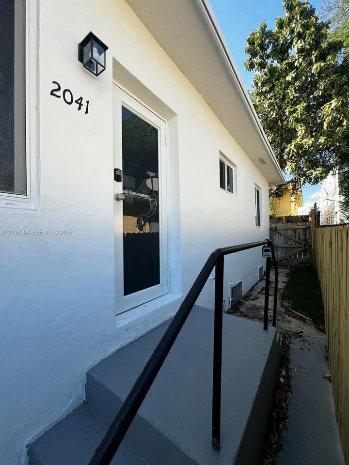 2041 Nw 2nd St #2041 - Photo 4 of 15