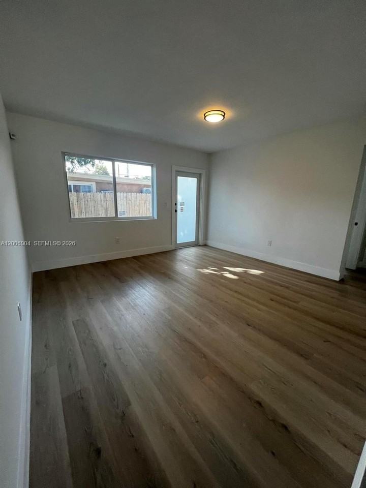 2041 Nw 2nd St #2041 - Photo 5 of 15