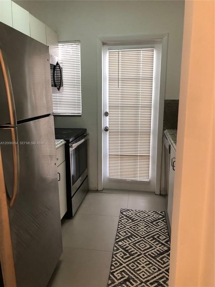 911 Meridian Ave #105 - Photo 3 of 31