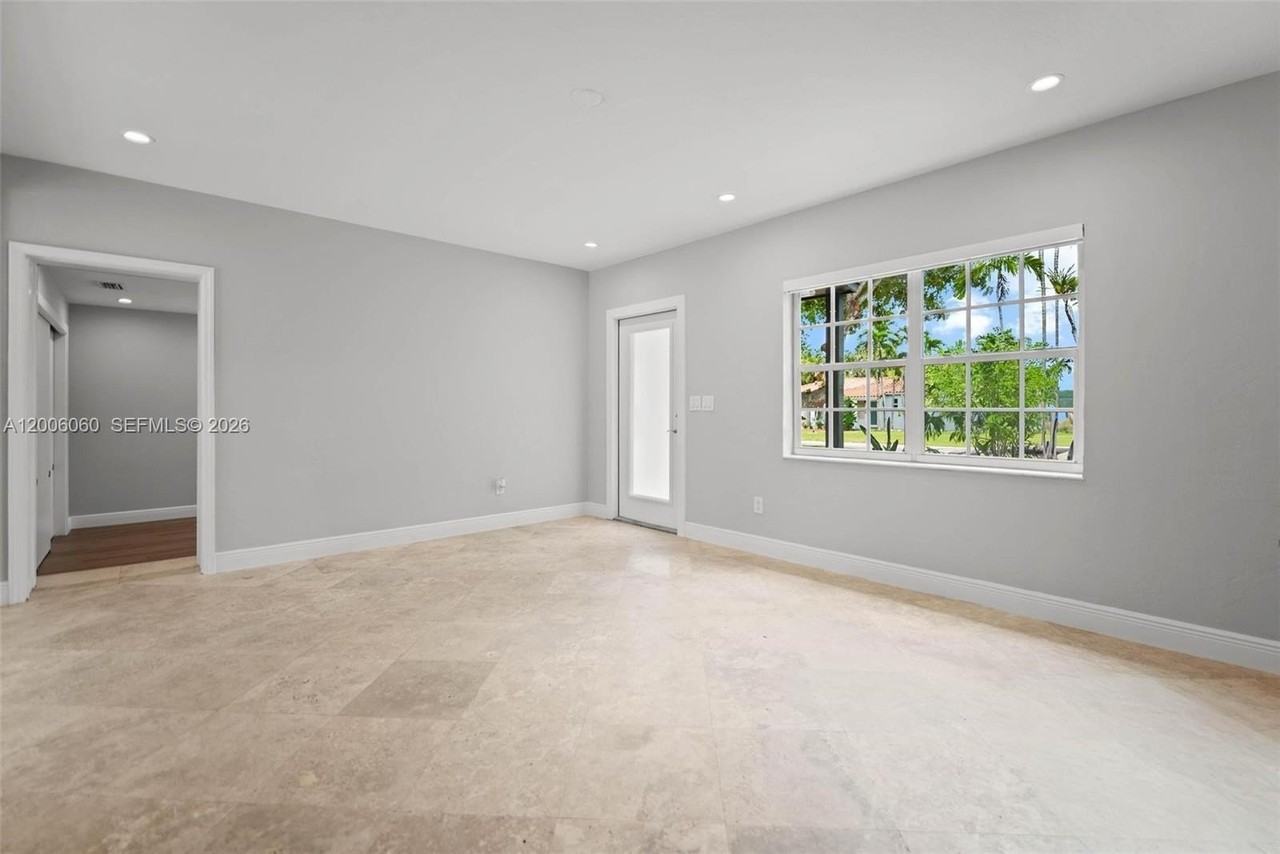 11222 Ne 9th Ave - Photo 7 of 13