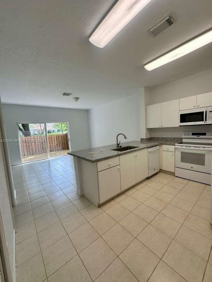 10760 Nw 82nd Ter #8-7 - Photo 6 of 19