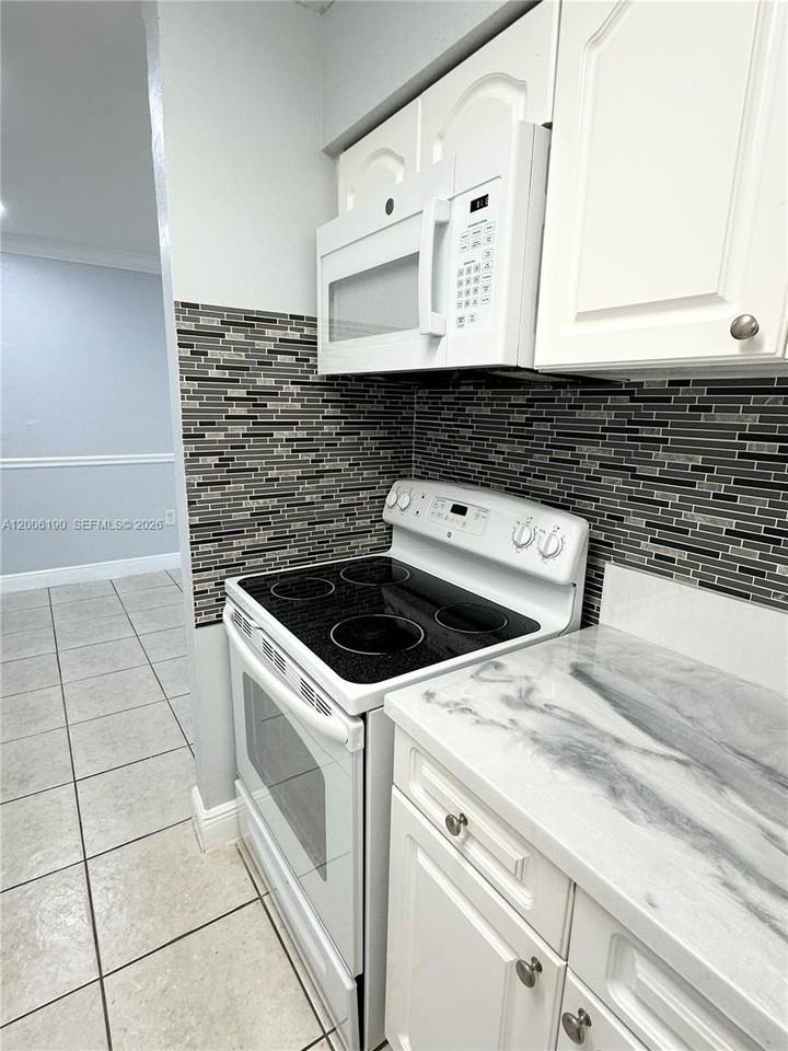 9405 Sw 76th St #Y32 - Photo 2 of 13