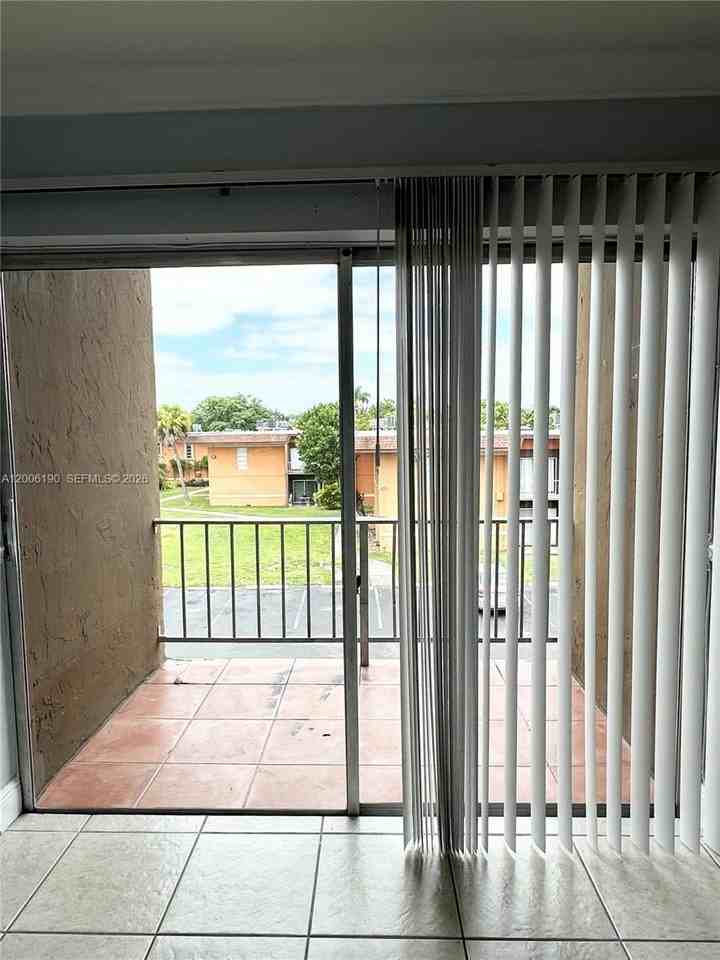 9405 Sw 76th St #Y32 - Photo 6 of 13