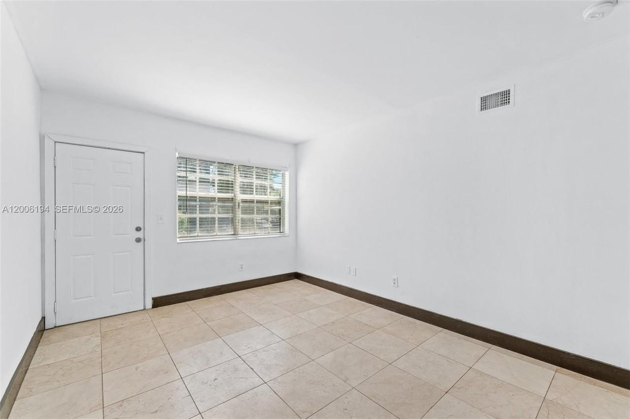 551 Ne 62nd St #6 - Photo 3 of 16