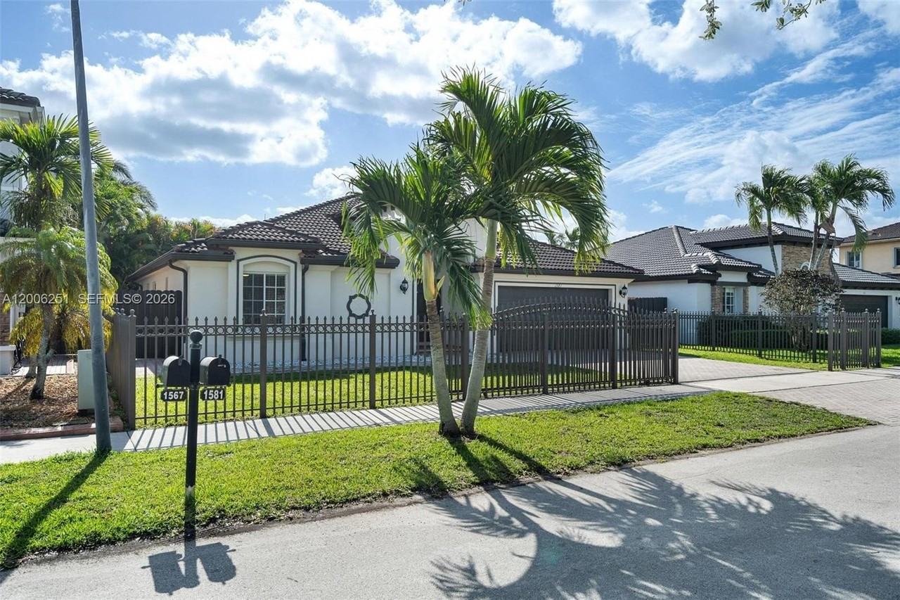 1581 Sw 155th Ct - Photo 3 of 44