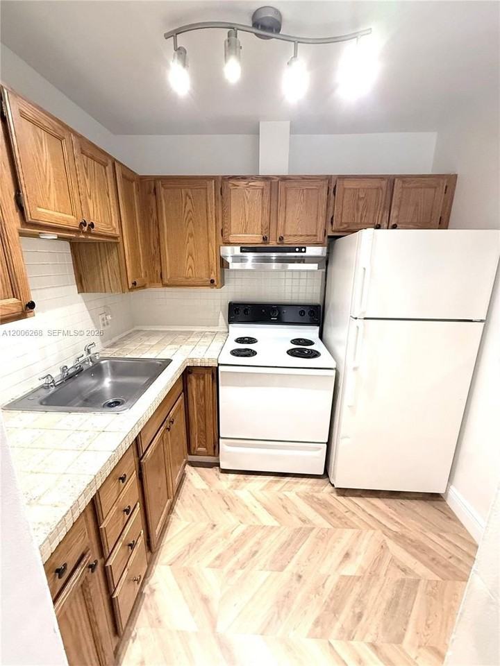 721 Sw 13th Ave #2 - Photo 3 of 14