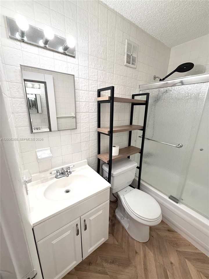 721 Sw 13th Ave #2 - Photo 4 of 14
