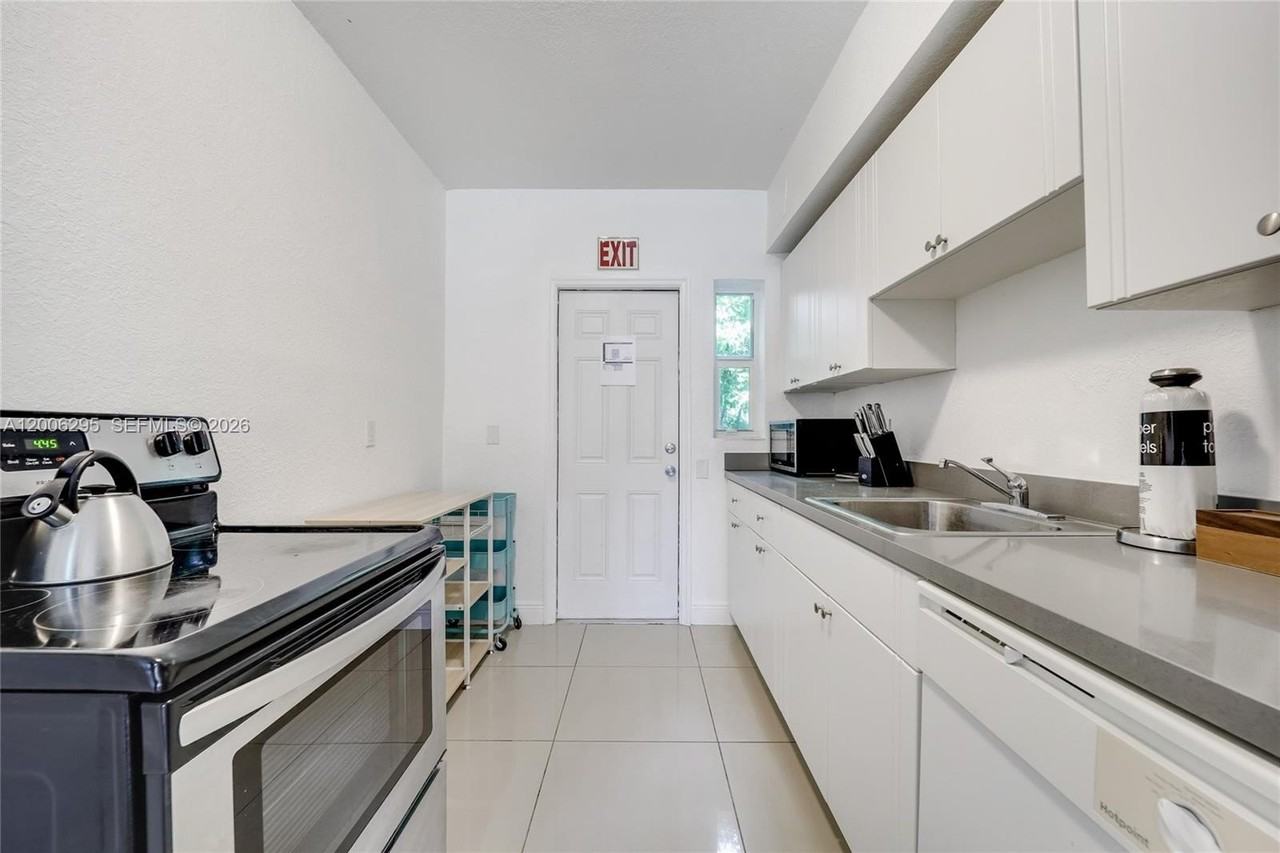 9850 E Bay Harbor Dr #10 - Photo 4 of 7