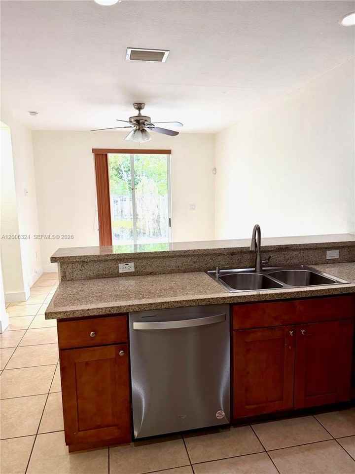 10747 Nw 76th Ln - Photo 3 of 19
