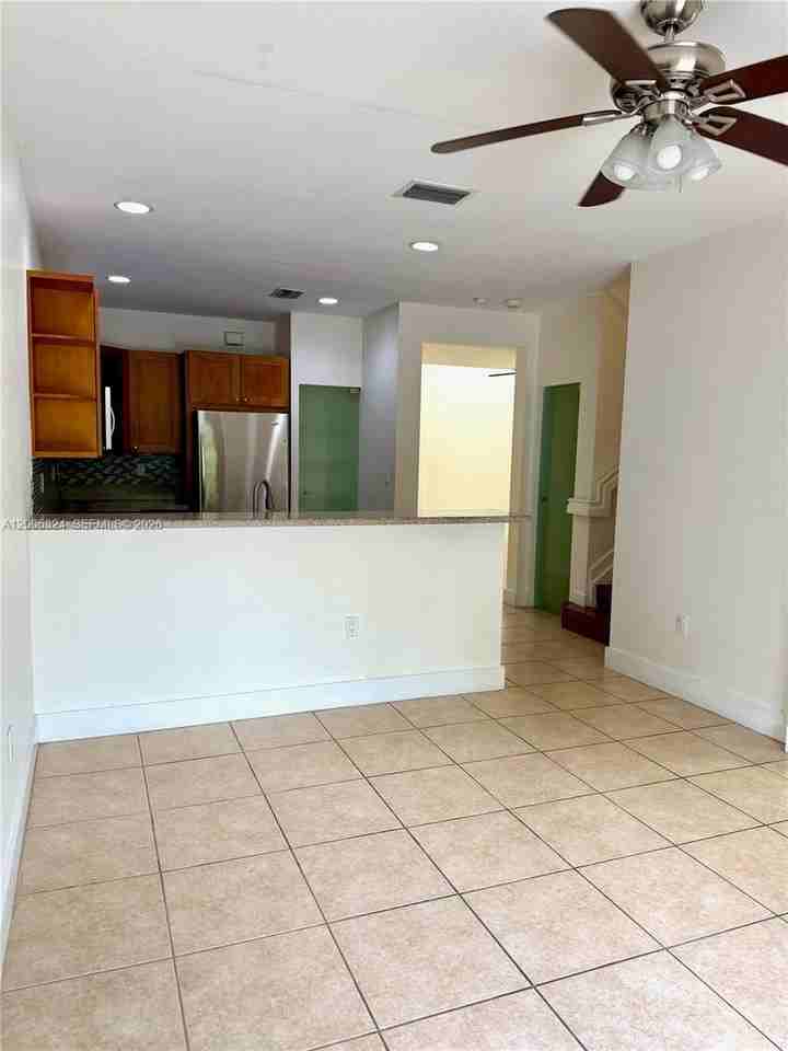 10747 Nw 76th Ln - Photo 4 of 19
