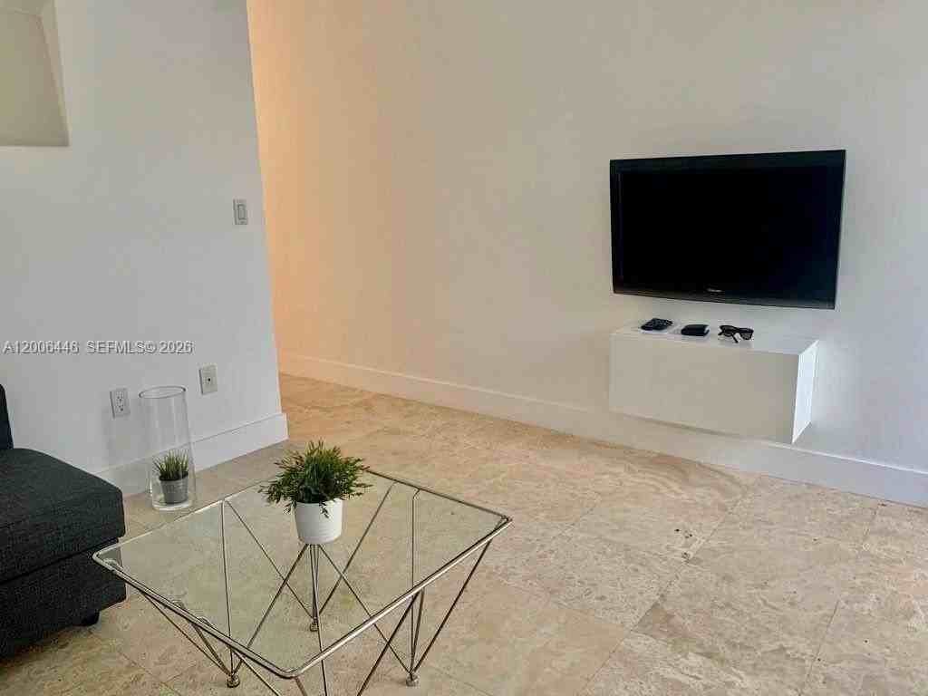 826 7th St #3 - Photo 5 of 20