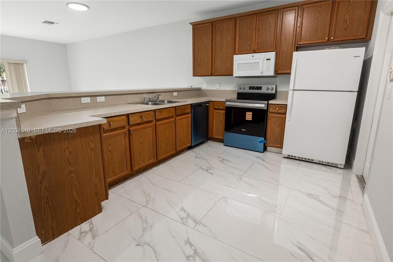 2707 Nw 80th Ave - Photo 5 of 19