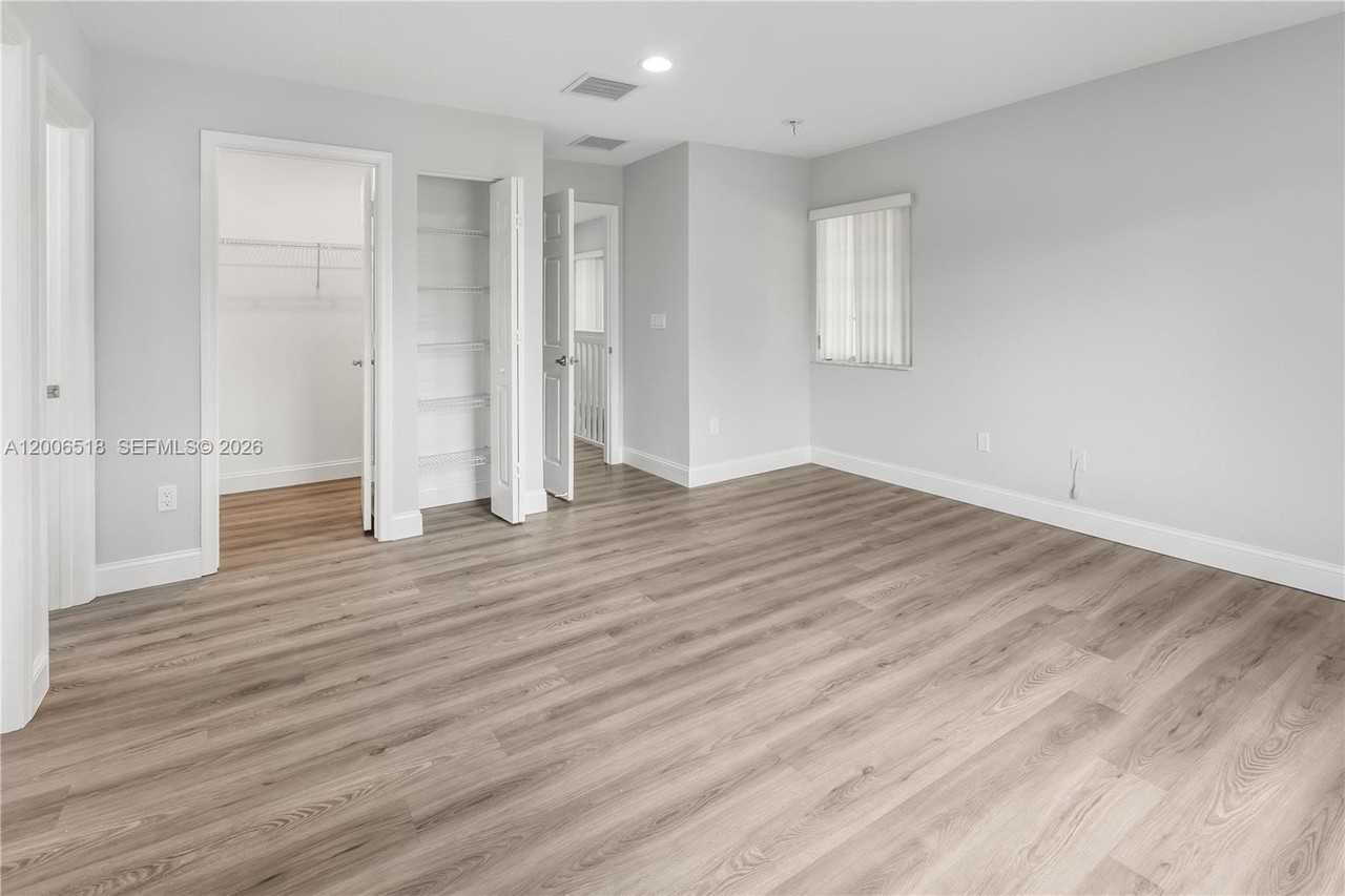 2707 Nw 80th Ave - Photo 7 of 19