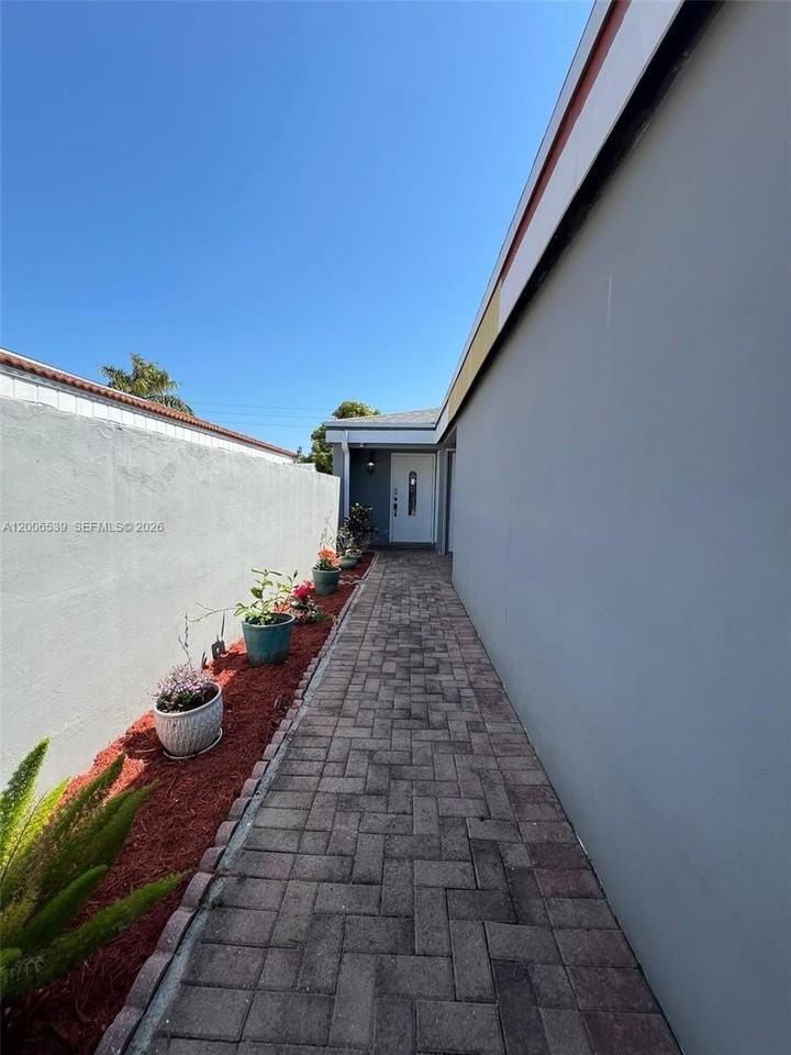 11600 Sw 83rd Ter - Photo 2 of 21