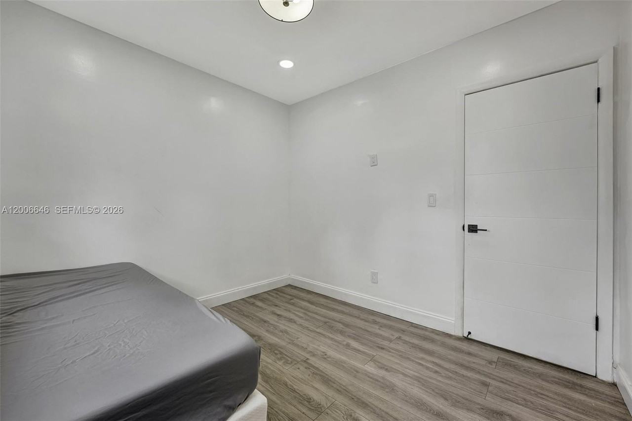18600 Ne 7th Ct - Photo 4 of 26