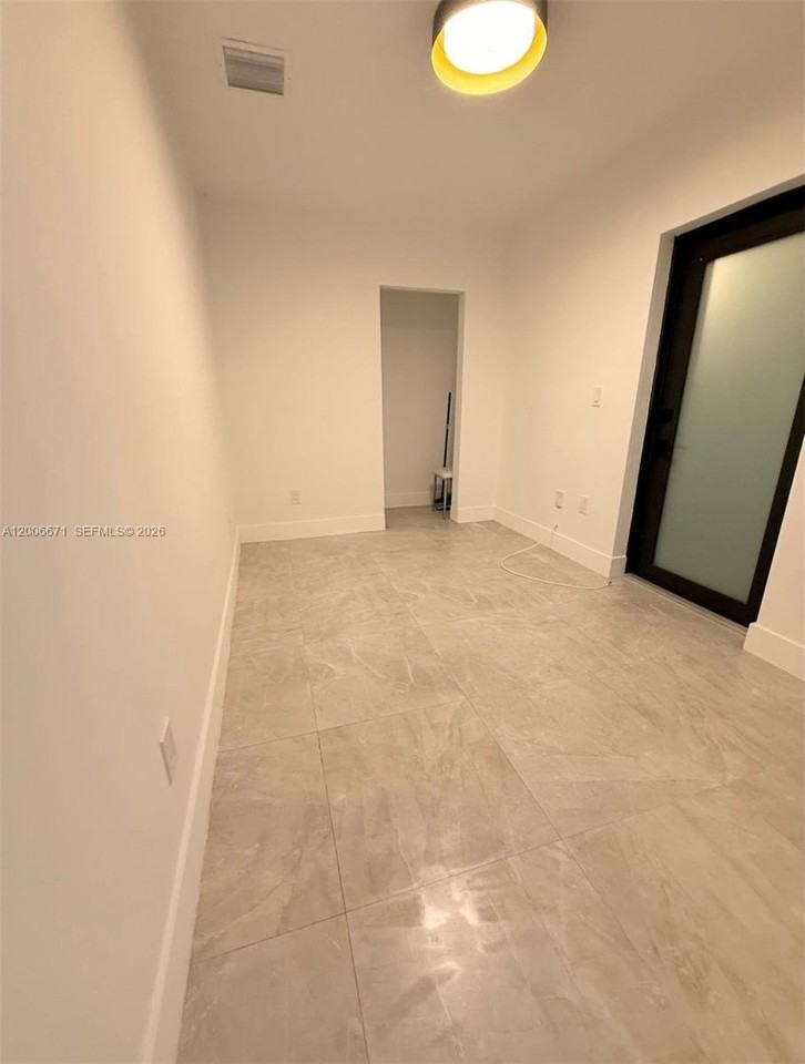 911 79th Ter #B - Photo 3 of 5