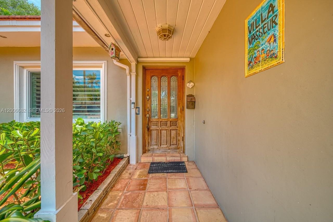 1435 Blue Rd - Photo 2 of 33