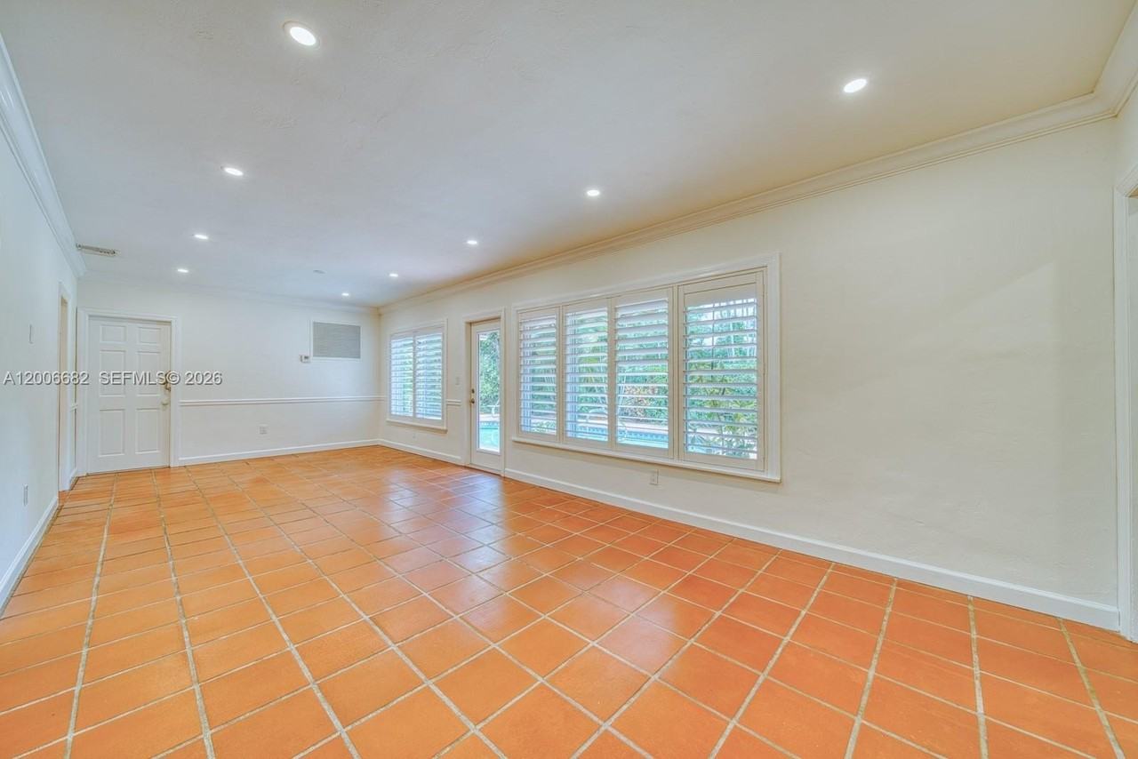 1435 Blue Rd - Photo 4 of 33