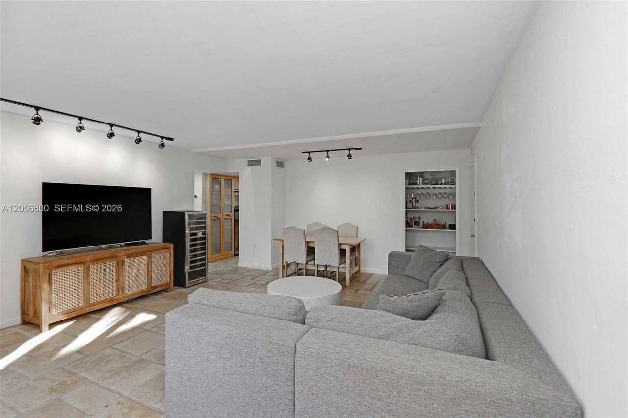 9394 Sw 77th Ave #F4 - Photo 4 of 22