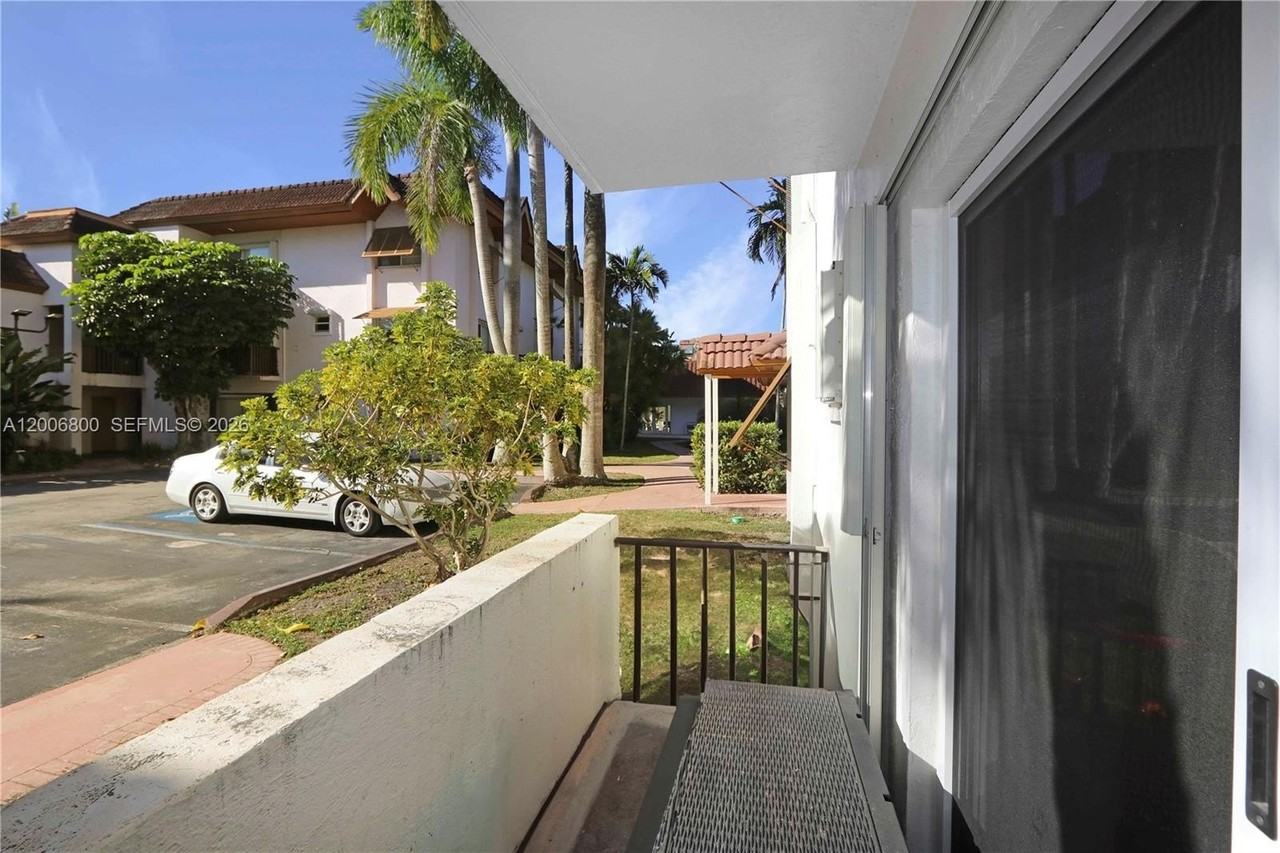 9394 Sw 77th Ave #F4 - Photo 5 of 22