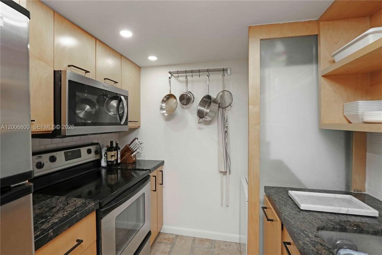 9394 Sw 77th Ave #F4 - Photo 7 of 22