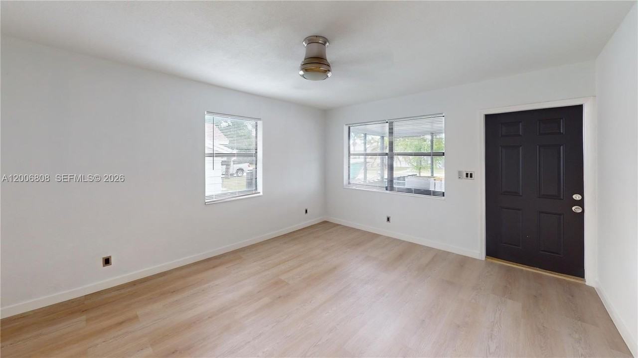 2211 Cleveland St - Photo 2 of 17