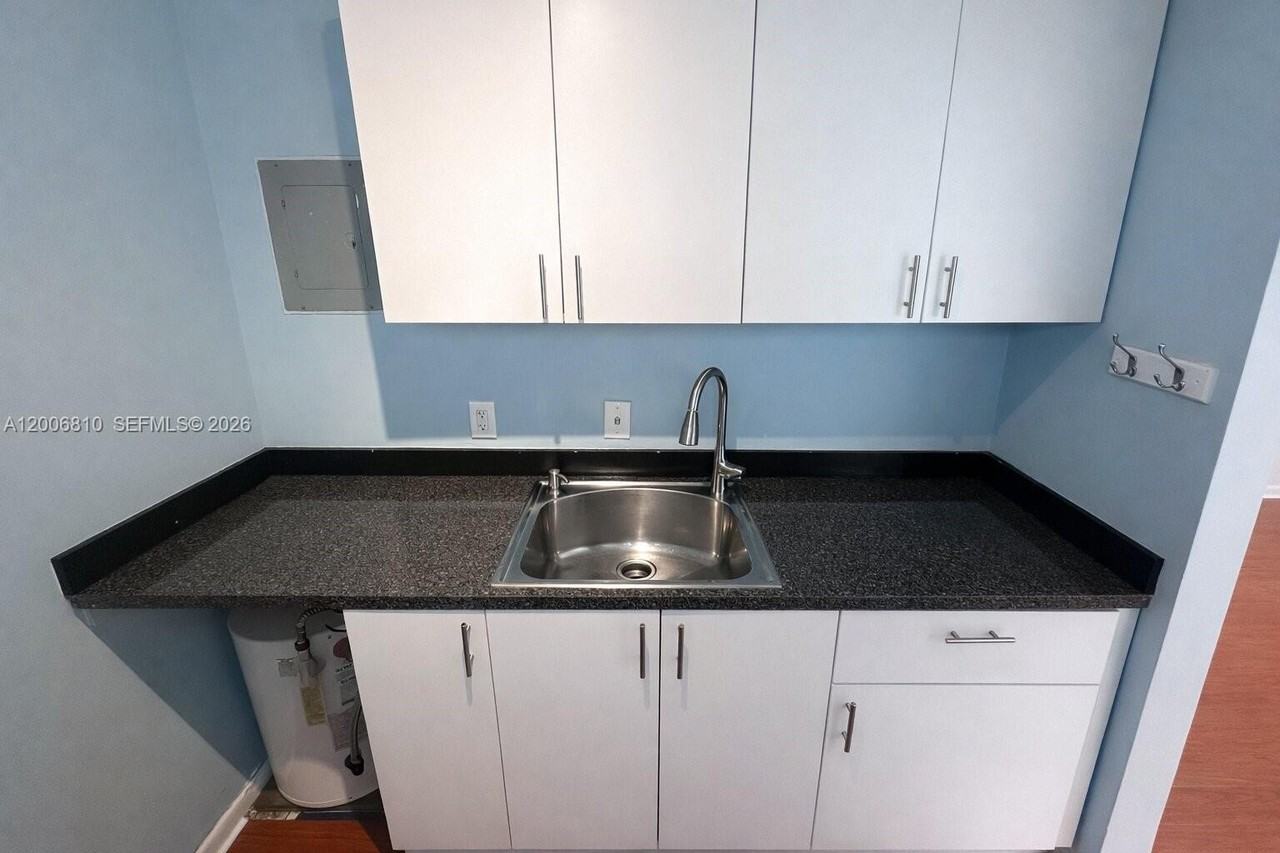 3547 Sw 24th St - Photo 5 of 7