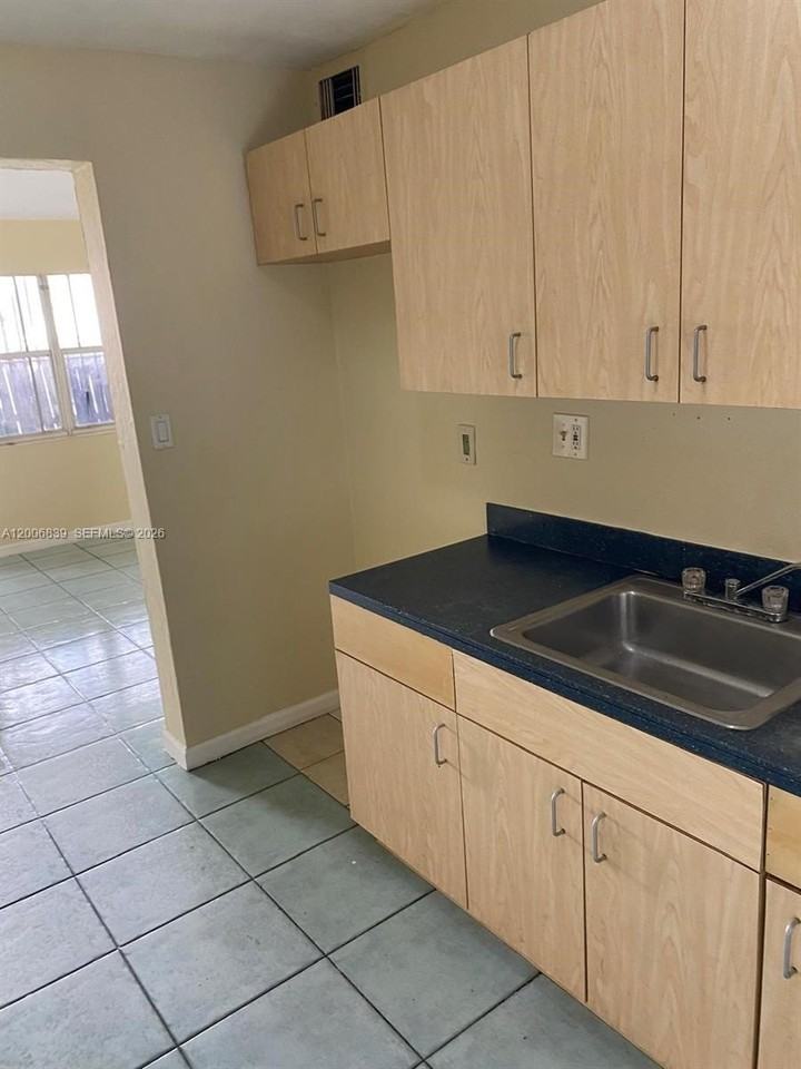 1319 Nw 60th St #2 - Photo 6 of 10