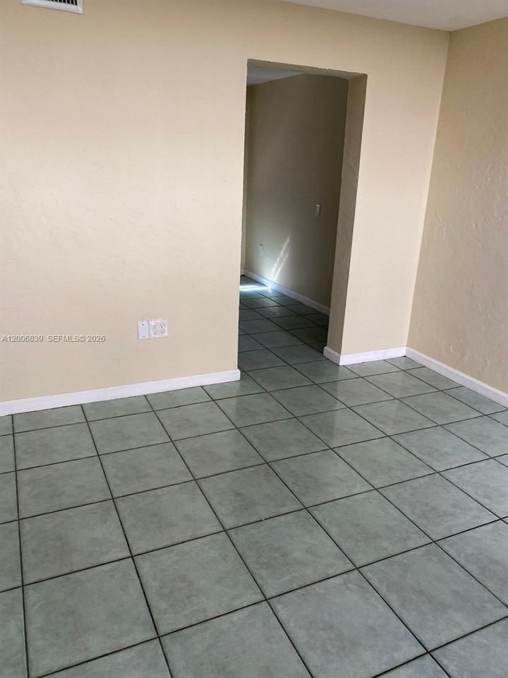 1319 Nw 60th St #2 - Photo 7 of 10