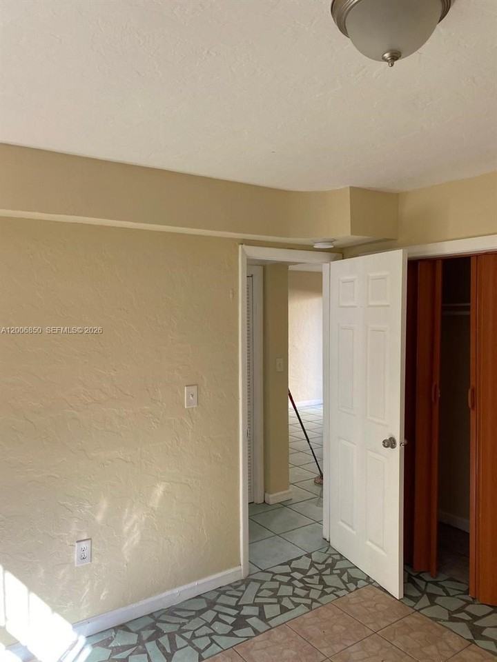 1319 Nw 60th St #5 - Photo 3 of 10