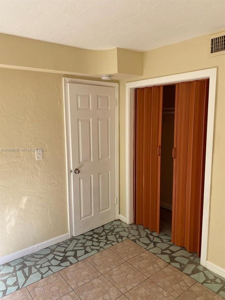 1319 Nw 60th St #5 - Photo 4 of 10