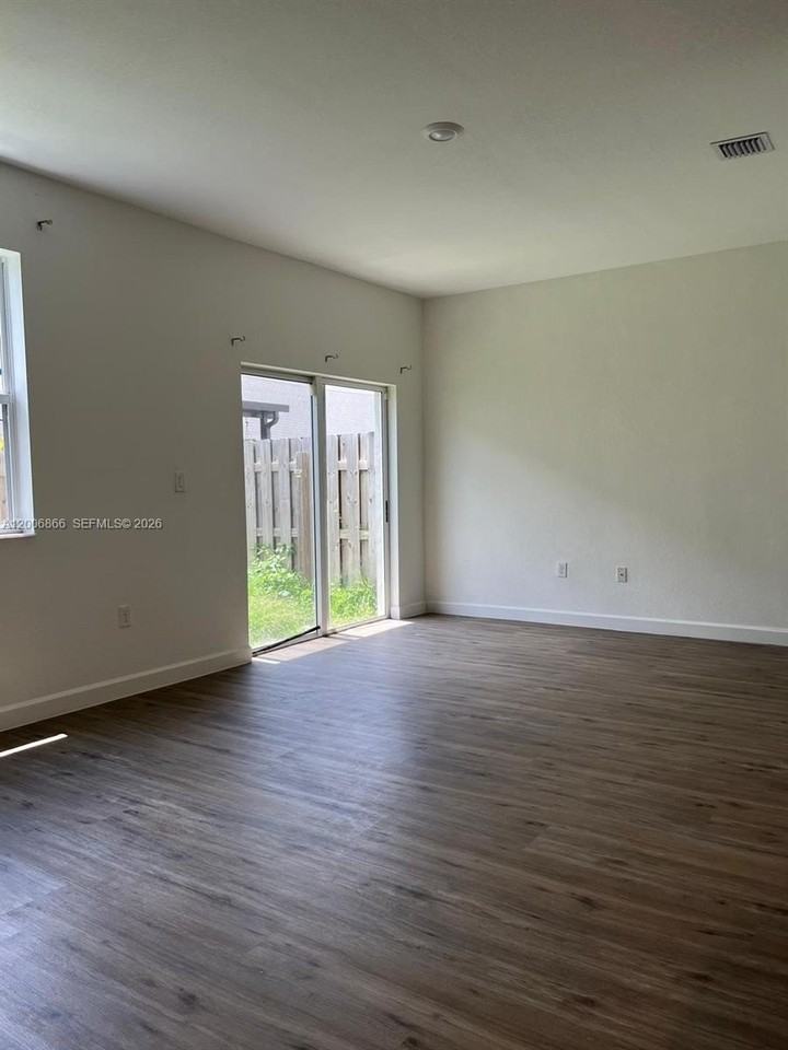 2634 Se 12th St #2634 - Photo 3 of 13