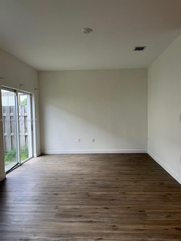 2634 Se 12th St #2634 - Photo 4 of 13