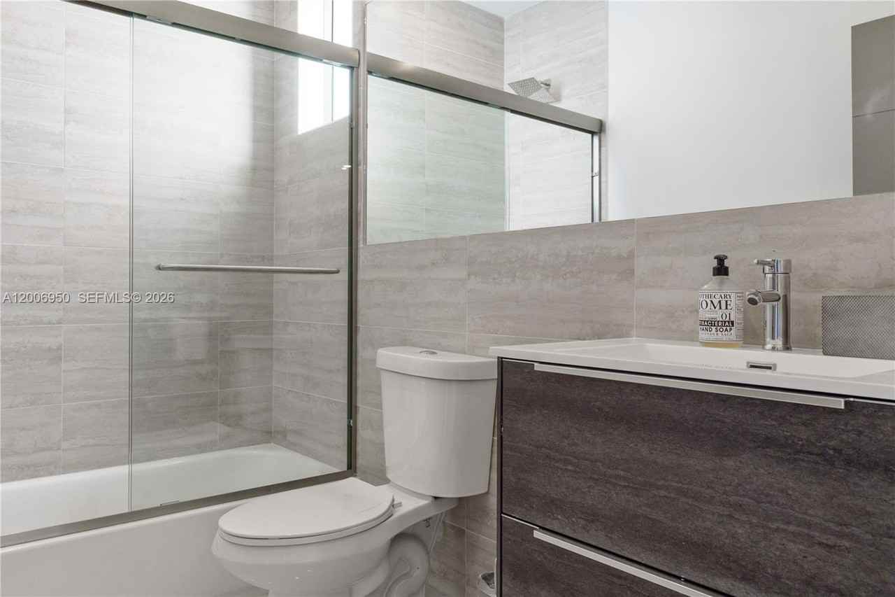 2889 Sw 33rd Ave #2889 - Photo 5 of 38