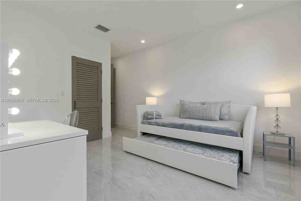 2889 Sw 33rd Ave #2889 - Photo 6 of 38