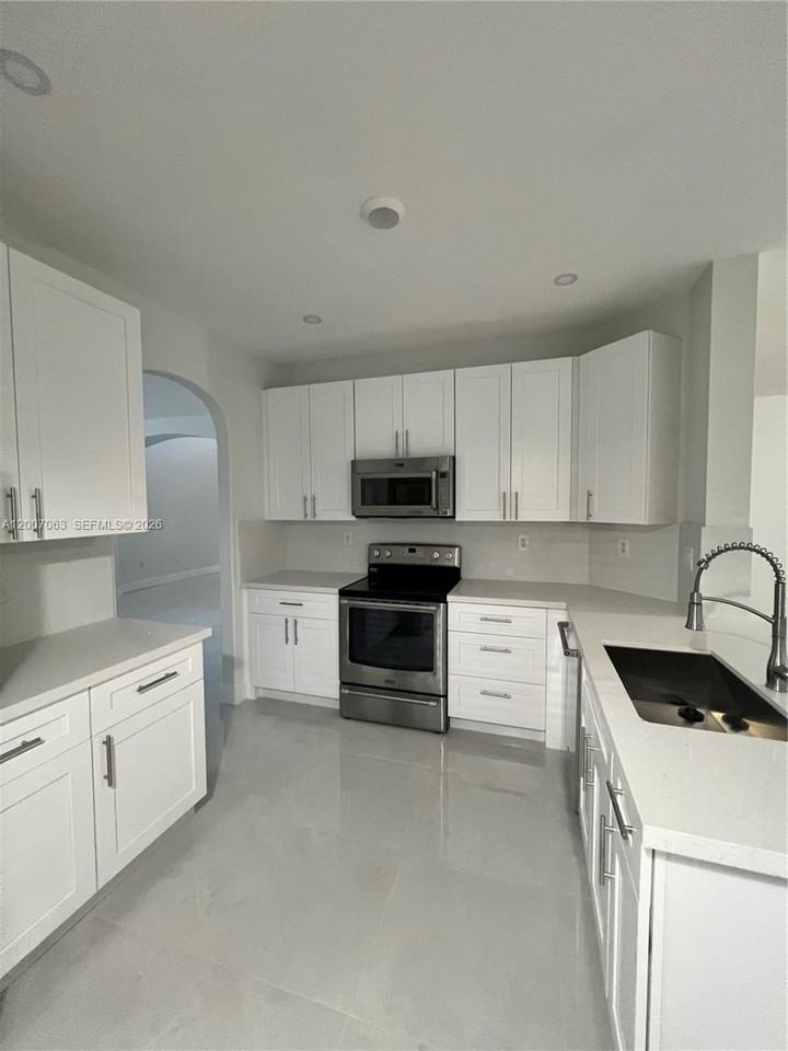 16475 Sw 84th Ln #1 - Photo 3 of 25