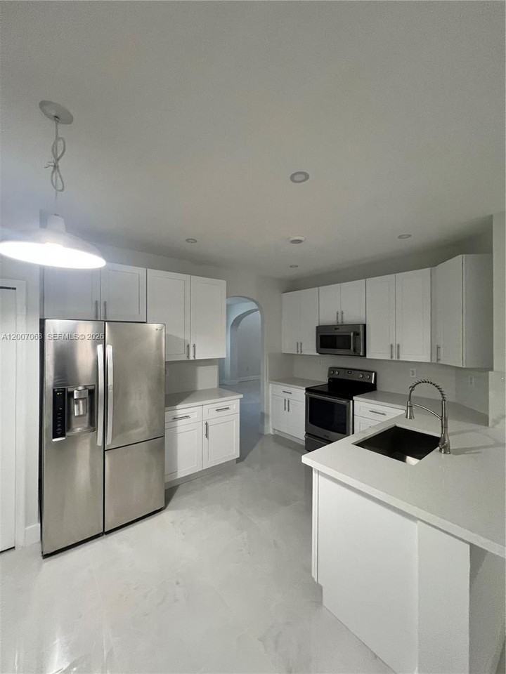 16475 Sw 84th Ln #1 - Photo 4 of 25