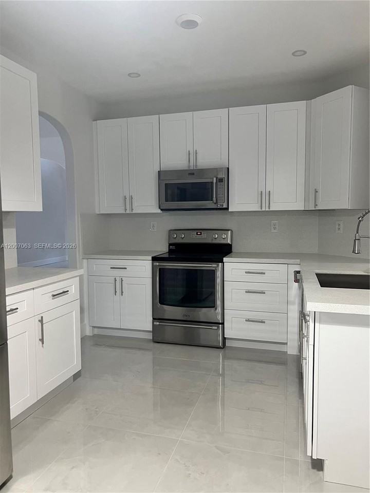 16475 Sw 84th Ln #1 - Photo 5 of 25