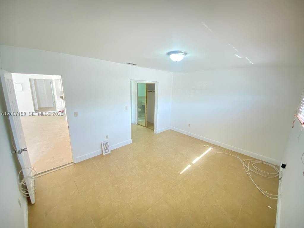 881 W 37th St #881 - Photo 4 of 18